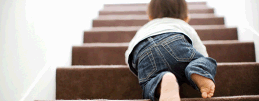 بالا رفتن کودک از پله ها